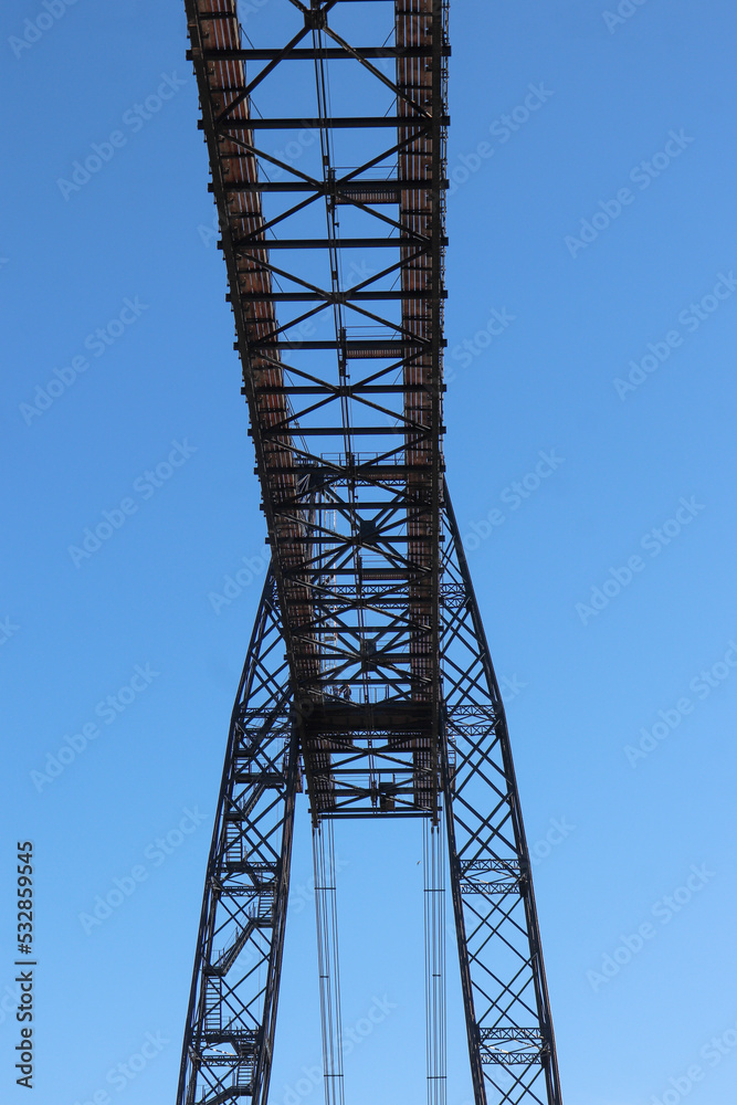 Nouvelle-Aquitaine - Charente-Maritime - Pilier du Pont transbordeur avec ouvriers sur la travée Nouvelle-Aquitaine - Charente-Maritime - Pilier du Pont transbordeur avec ouvriers sur la travée