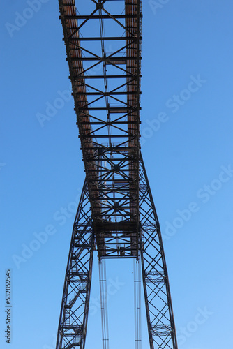 Nouvelle-Aquitaine - Charente-Maritime - Pilier du Pont transbordeur avec ouvriers sur la trav  e