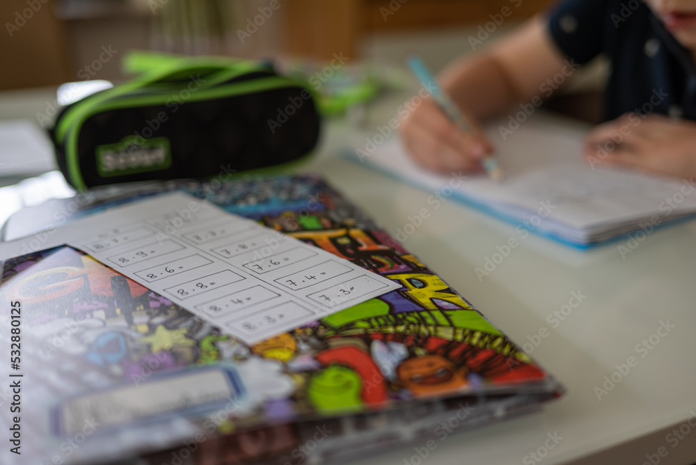 Fototapeta premium Hausaufgaben werden von einem Kind geschrieben