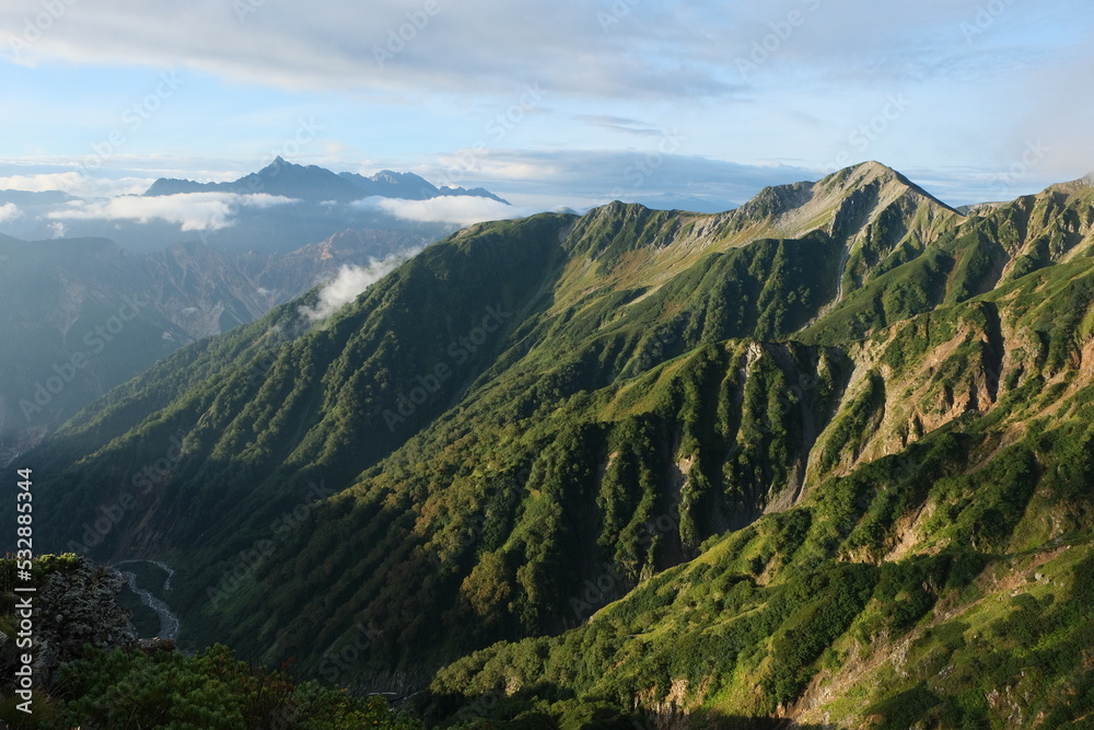 雲海と槍ヶ岳。北アルプスの絶景トレイル。日本の雄大な自然。
