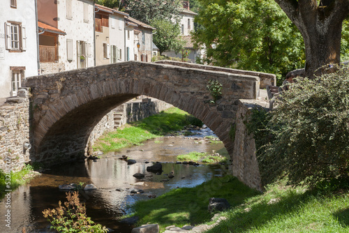 Vieux petit pont franchissant la rivière Voireuze au village de Blesles (Haute-Loire)