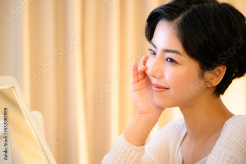 美容液や化粧水を寝る前に使う女性 アップ Free Download 美容液や化粧水を寝る前に使う女性 アップ - GFXLoad