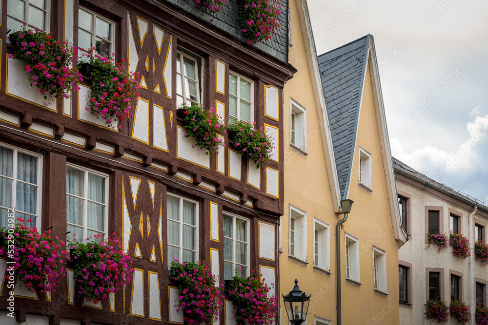 Fasaden von alten Häusern teilweise mit Fachwerk und Blumen an den Fenstern - eine typische Altstadtszene