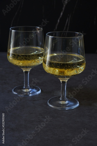 よく冷えた白ワインのグラス © theghan