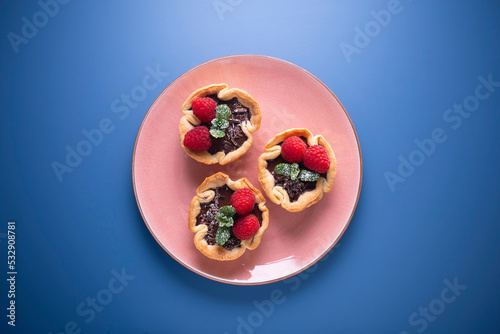 Fotografiet Puff pastry tartlets with chocolate and raspberries