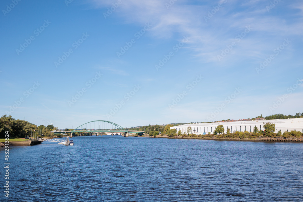 Naklejka premium Blaydon England: 17th Sept 2022: View of Newcastle upon Tyne's Scotswood Bridge from the Tyne River in Blaydon. Sunny day with blue sky and light clouds