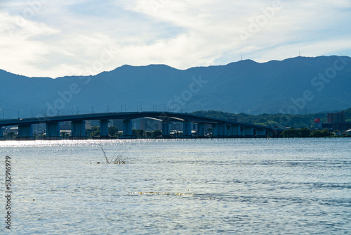 守山市湖岸から見る琵琶湖大橋