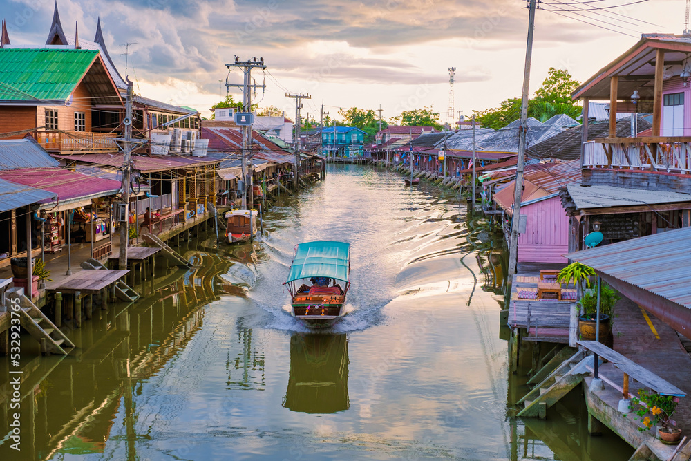 Fototapeta premium Amphawa floating Market and Thai cultural for tourist destination Amphawa Thailand.