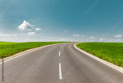 Landstraße in Grüner Landschaft zum Horizont