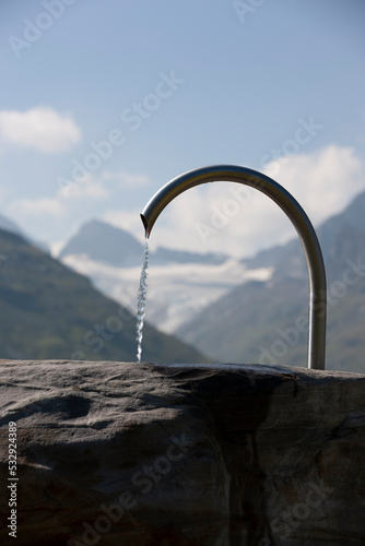 Quellwasser aus einem Brunnen im Gebirge