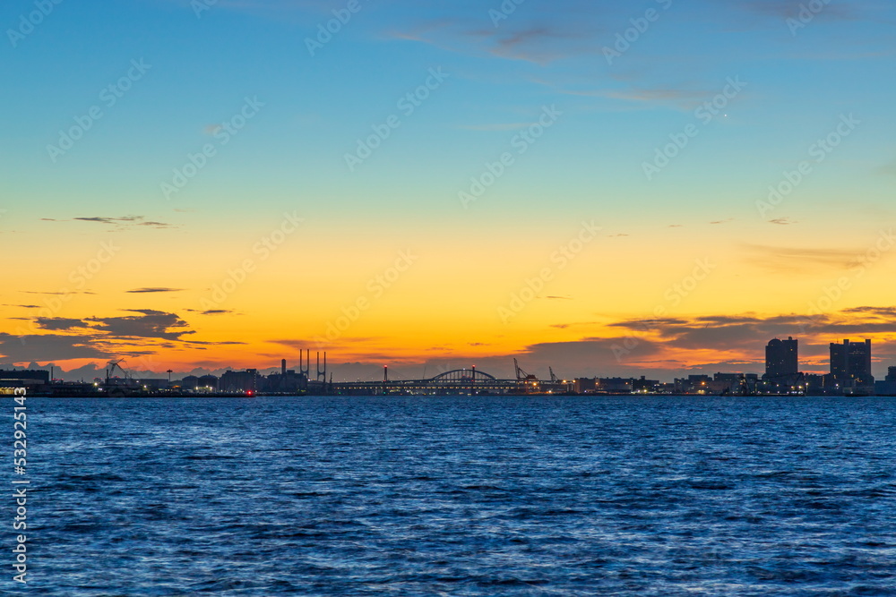 ポートターミナルの埠頭から眺める神戸港の夜明け（中央に灘区住吉浜と六甲アイランドを結ぶ六甲大橋が見えます）　神戸市中央区にて