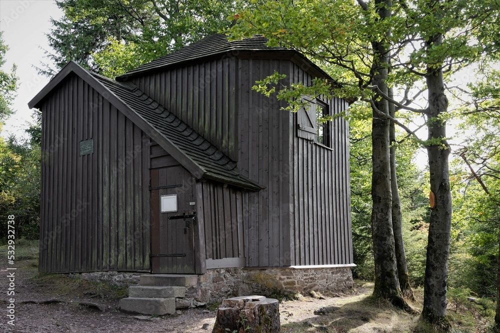 Das Goethehäuschen auf dem 861 m hohen Kickelhahn bei Ilmenau in Thüringen - Hier weilte Johann Wolfgang Goethe oft und hier schrieb er das berühmte Gedicht Wanderers Nachtlied Das Goethehäuschen auf dem 861 m hohen Kickelhahn bei Ilmenau in Thüringen - Hier weilte Johann Wolfgang Goethe oft und hier schrieb er das berühmte Gedicht Wanderers Nachtlied