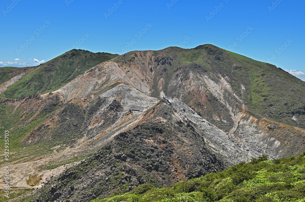 三俣山登山「登山道から望む硫黄山と星生山」