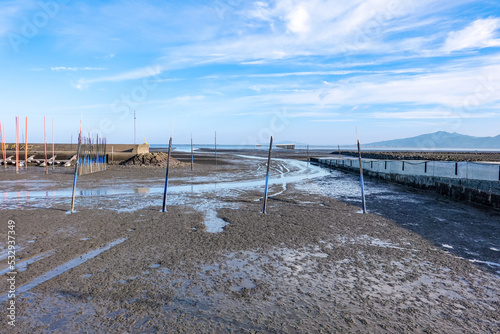 船が泥に座る干潟の港　有明海の長部田漁港（熊本県県宇土市） © WAWA