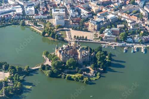 Obraz na płótnie Aerial panorama flight over the city of schwerin germany w salonie