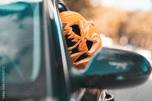 Obraz na plátně Wutgeladener Autofahrer hinterm Steuer in einem schwarzen Auto
