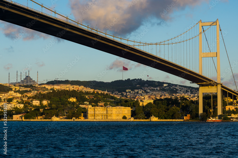 Fototapeta premium Bosphorus Bridge in Istanbul to the Asian side.