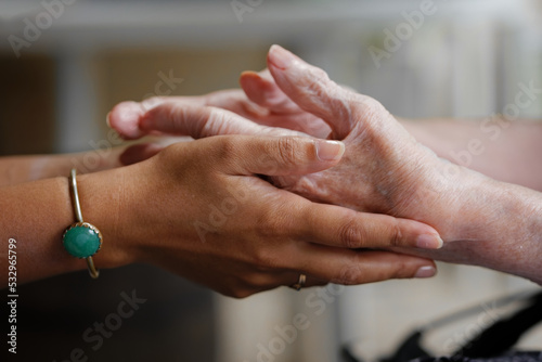 Les mains de l'accompagnement photo