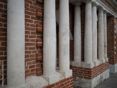 Obraz na płótnie facade of a building with columns w salonie