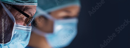 Foto Diverse team of professional medical surgeons perform surgery in the operating room using high-tech equipment