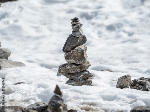 Obraz na płótnie stones in the snow w salonie