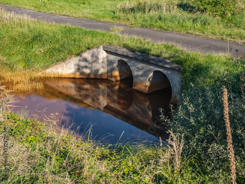 Kanały retencyjne odprowadzające nadmiar wody ze zbiornika wodnego znajdującego się na obszarze pozamiejskim w zachodniej Polsce na obszarach zielonych