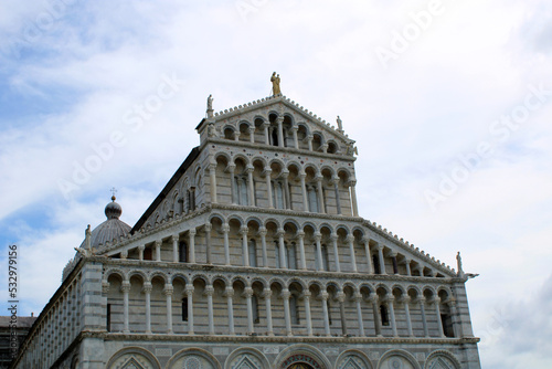 Facciata superiore della chiesa di Santa Maria Assunta di Pisa con cielo e nubi