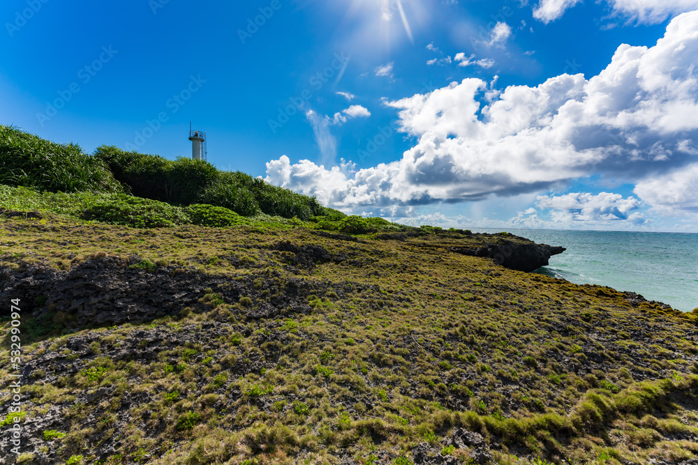 岩のある真夏の海と灯台