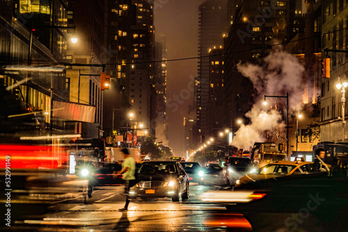 ニューヨークの街の夜景 © kanzilyou
