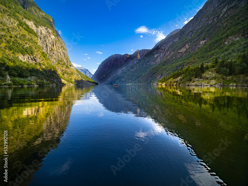 Fototapeta Naklejka Na Ścianę i Meble -  Traumhafter Blick in den Naeroyfjord Unesco Naturerbe