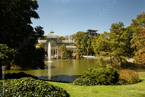 Paisaje del palacio de Cristal en los jardines del Buen Retiro, Madrid.