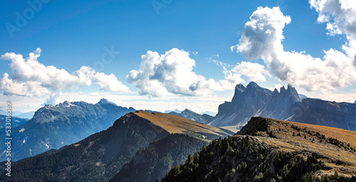 Blick über die Raschötz über dem Grödnertal auf die Seceda und die Geislerspitzen