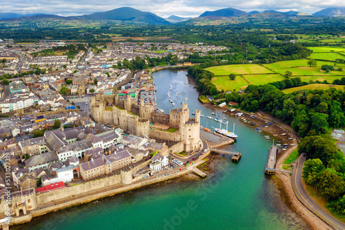 Foto Aerial view of historical town Caernarfon, Wales, United Kingdom