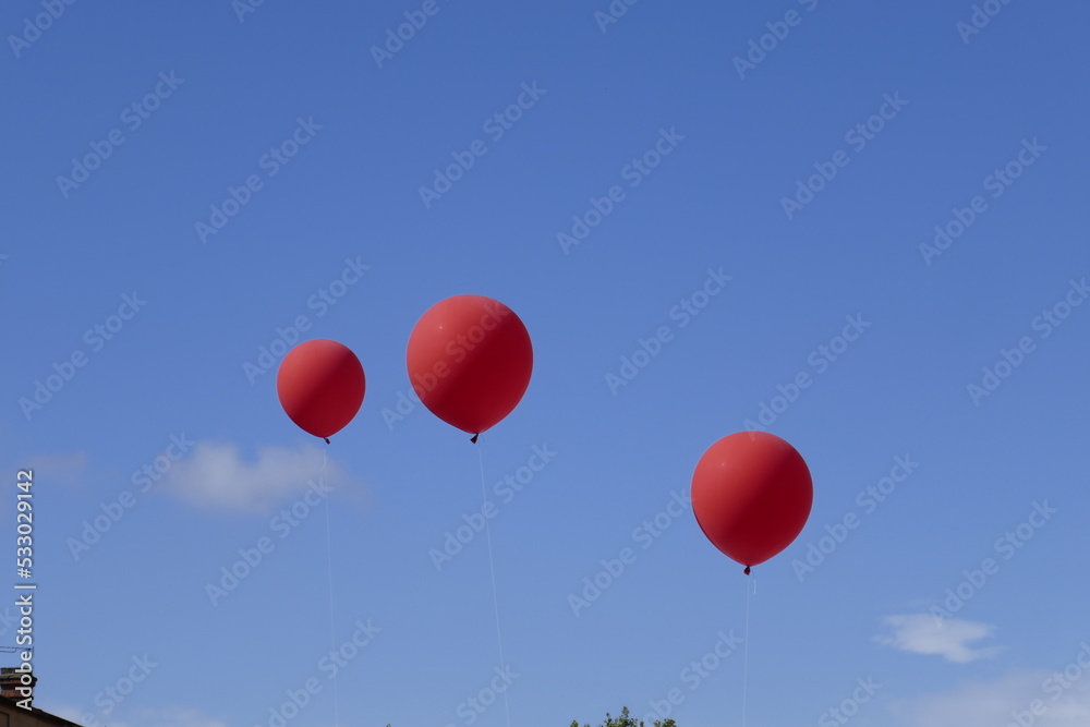 three red balloons