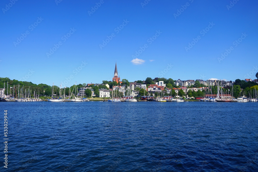 Blick über den Stadthafen in Flensburg von der Schiffbrücke über im Jaich hin zur St. Jürgen Kirche, Flensburg, Ostsee, Schleswig-Holstein, Deutschland