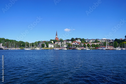 Blick über den Stadthafen in Flensburg von der Schiffbrücke über im Jaich hin zur St. Jürgen Kirche, Flensburg, Ostsee, Schleswig-Holstein, Deutschland