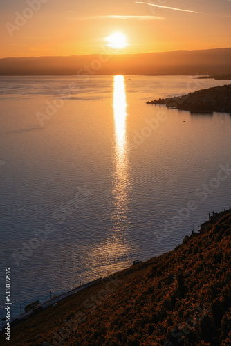 coucher du soleil sur le lac Léman depuis la riviera vaudoise photo