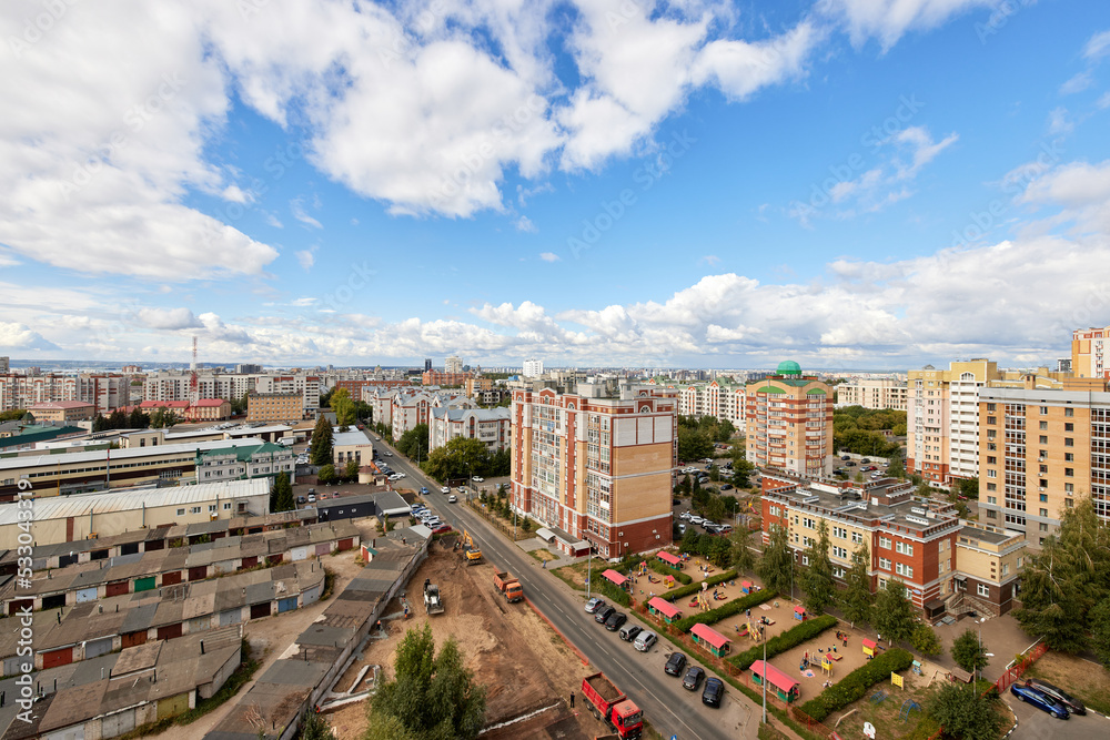 Obraz premium view of city in sunny weather