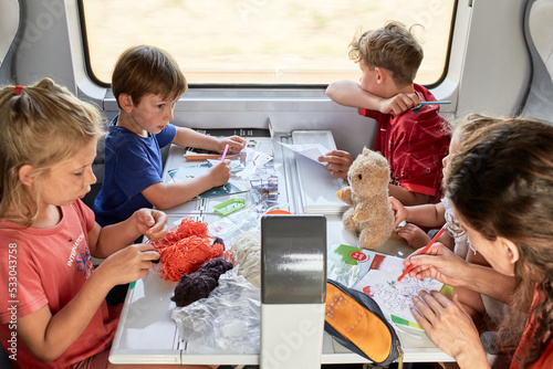 Le loisir créatif des enfants pendant le voyage en train photo
