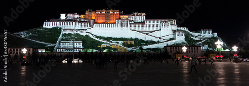 Fotografiet LHASA, TIBET - AUGUST 17, 2018: The Magnificent Potala Palace in Lhasa, home of