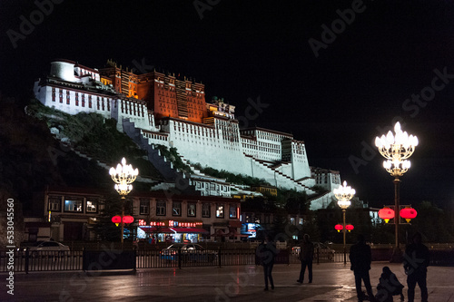 Fotobehang LHASA, TIBET - AUGUST 17, 2018: The Magnificent Potala Palace in Lhasa, home of