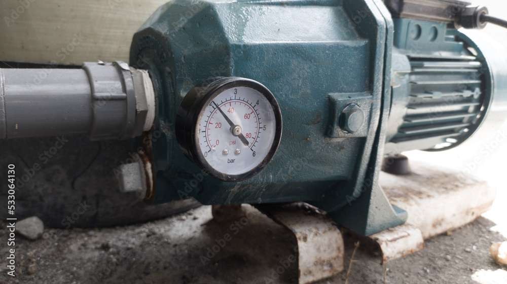 Pressure gauge on the water pressure pump. gauge for measurment water pressure on the pumping. Pressure gauge on the water pressure pump. gauge for measurment water pressure on the pumping.