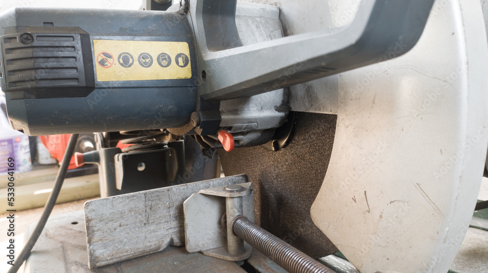 Operation of the cutting wheel machine to cut iron, use personal protective equipment before operating. Operation of the cutting wheel machine to cut iron, use personal protective equipment before operating.