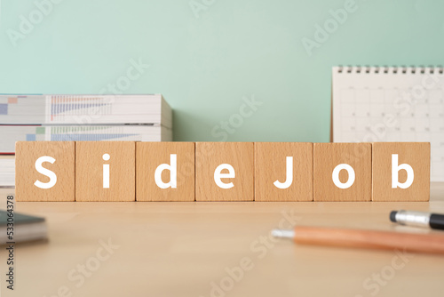 副業のイメージ｜Side Jobと書かれたブロックが置かれたデスク
