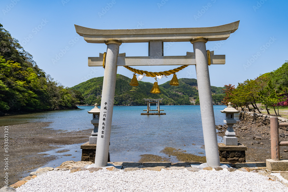 青い海と鳥居 青い海と鳥居