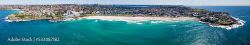 Foto Panoramic aerial drone view of iconic Bondi Beach in Sydney, Australia looking w