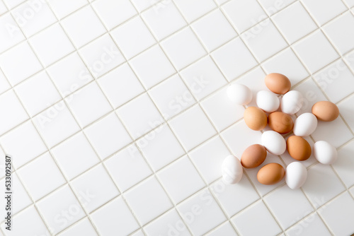 卵、鶏卵、キッチンの白タイルに置いた卵