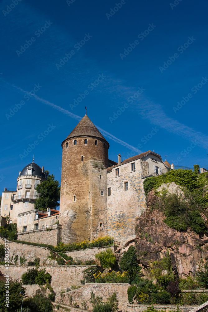 La ville de Semur-en-Auxois. Une tour médiévale dans une ville française. Une vielle ville en Bourgogne.