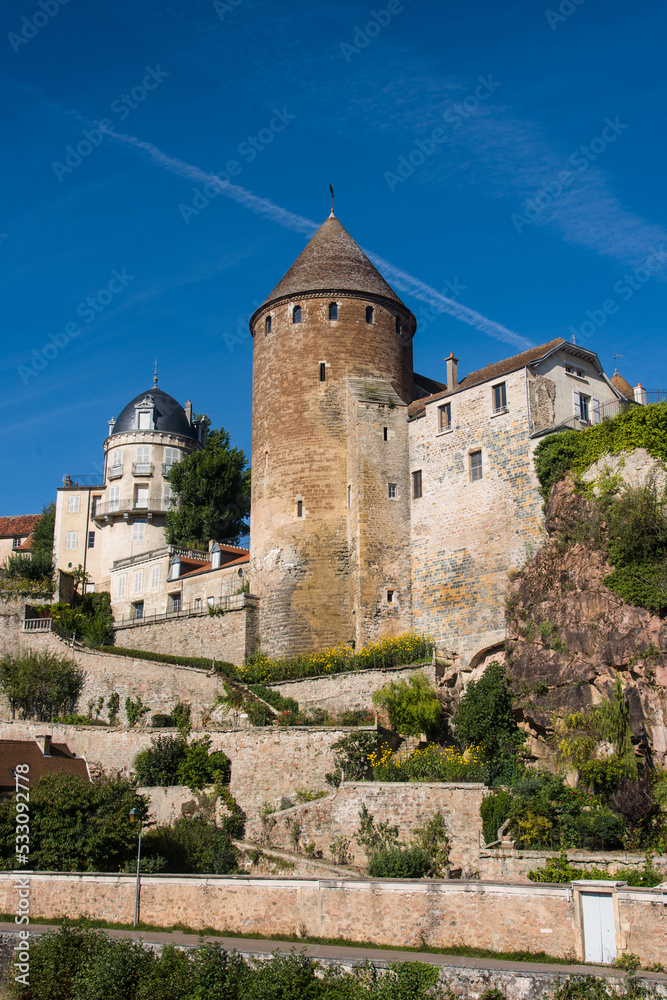 La ville de Semur-en-Auxois. Une tour médiévale dans une ville française. Une vielle ville en Bourgogne.