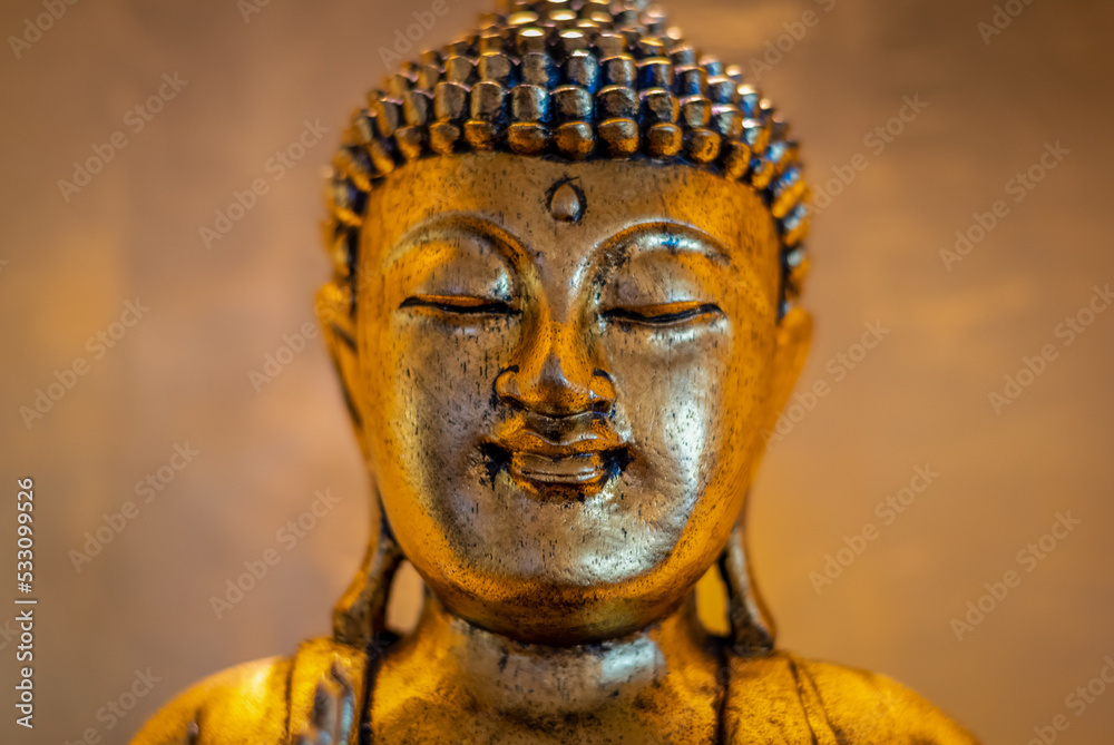 Statue Kopf eines Buddha in der Mitte rechts und links Freifläche für Text